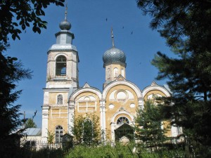 Южный фасад Воскресенской церкви села Пищи (ныне дер. Гусево) Мантуровского района Костромской области.